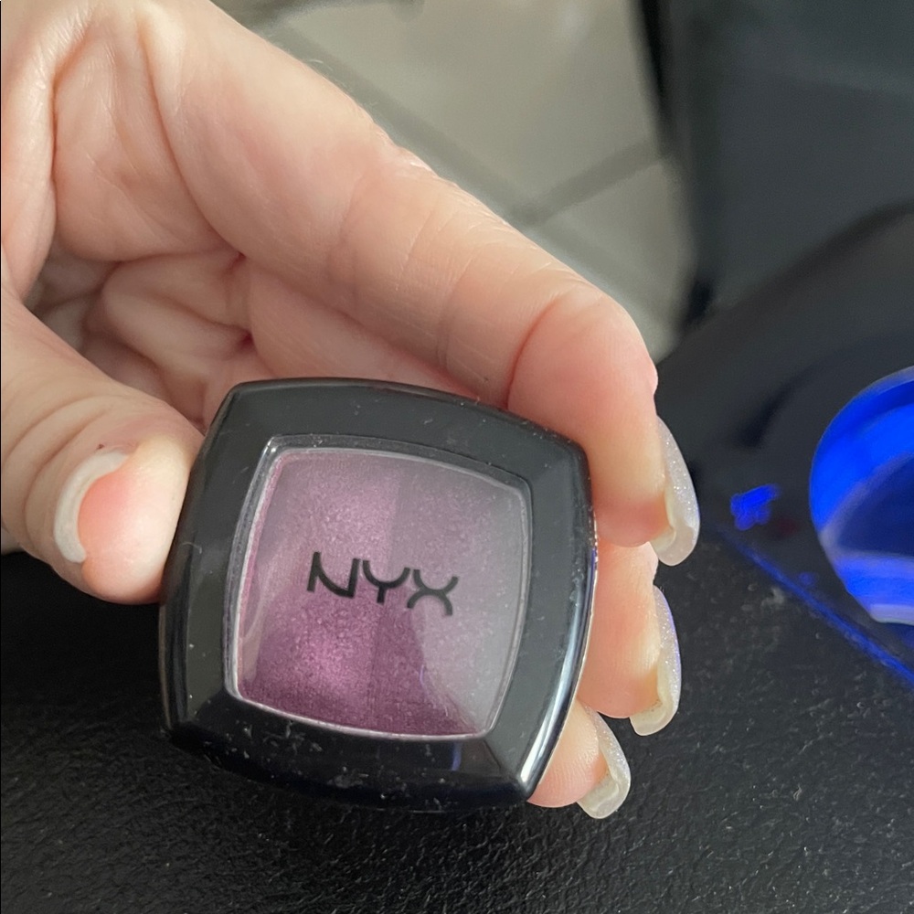 NYX Shimmering Violet Eyeshadow